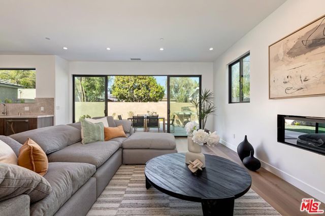 4266 Grand View Boulevard, Los Angeles, CA 90066