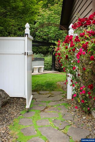 2038 West Park Ct NW, Salem, OR 97304