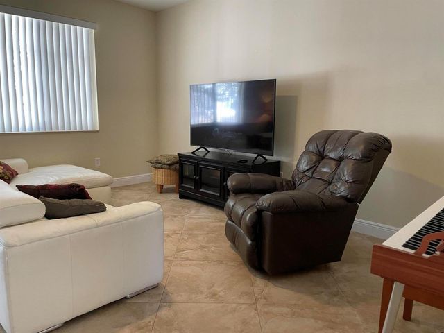 552 NW 39th Circle N, Boca Raton, FL 33431