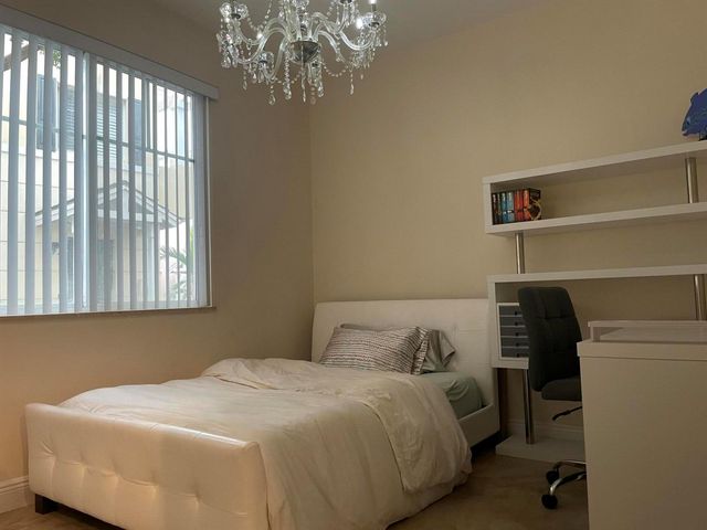 552 NW 39th Circle N, Boca Raton, FL 33431