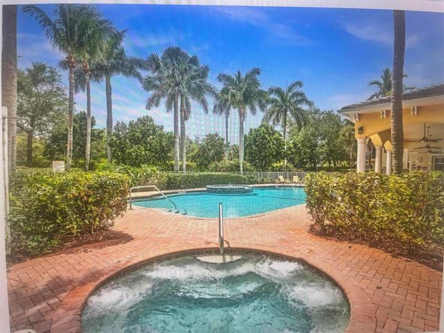 552 NW 39th Circle N, Boca Raton, FL 33431