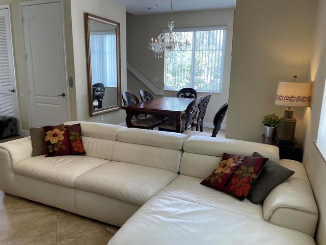 552 NW 39th Circle N, Boca Raton, FL 33431