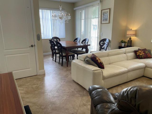 552 NW 39th Circle N, Boca Raton, FL 33431