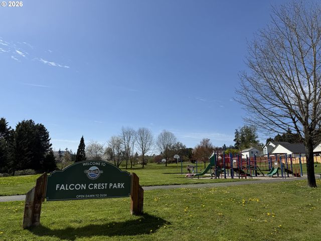 1067 Sw FALCON CREST Dr, Dundee, OR 97115