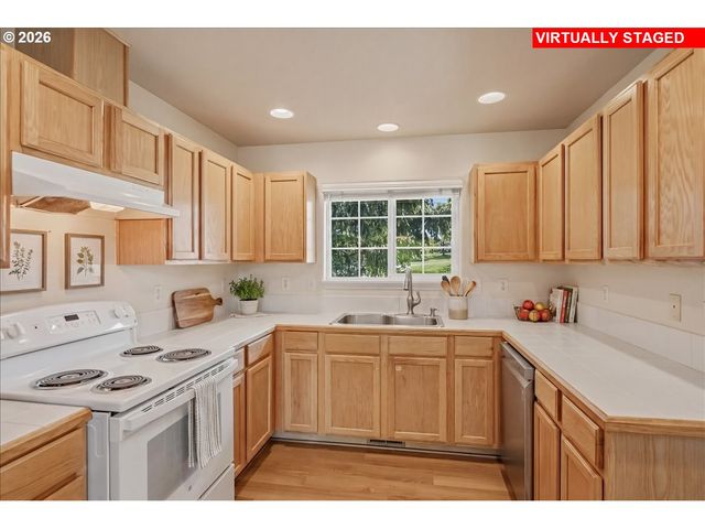 1067 Sw FALCON CREST Dr, Dundee, OR 97115