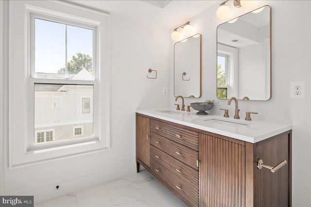 909 N IRVING ST, Arlington, VA 22201