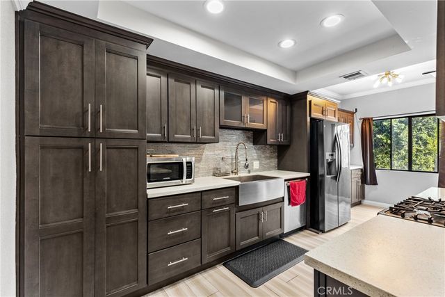 17500 Sherman Way 102, Van Nuys, CA 91406