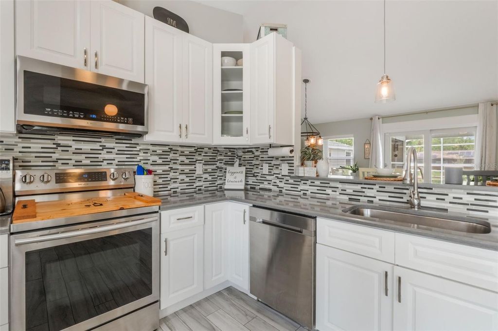 Image 12 of property listing at 12401 BLUE HERON WAY, Leesburg, FL 34788