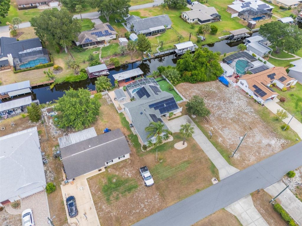 Image 30 of property listing at 12401 BLUE HERON WAY, Leesburg, FL 34788