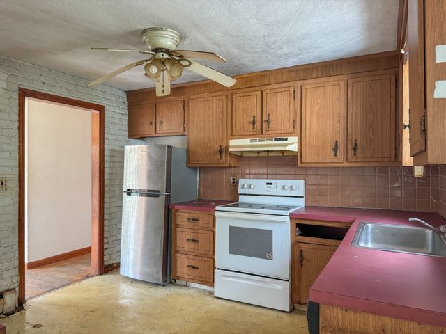 62 Carlisle St, Brockton, MA 02302