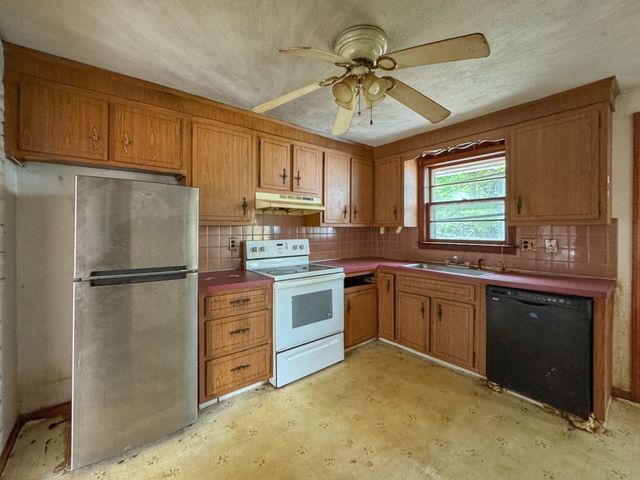 62 Carlisle St, Brockton, MA 02302