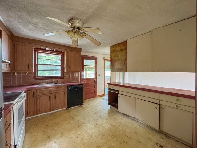 62 Carlisle St, Brockton, MA 02302