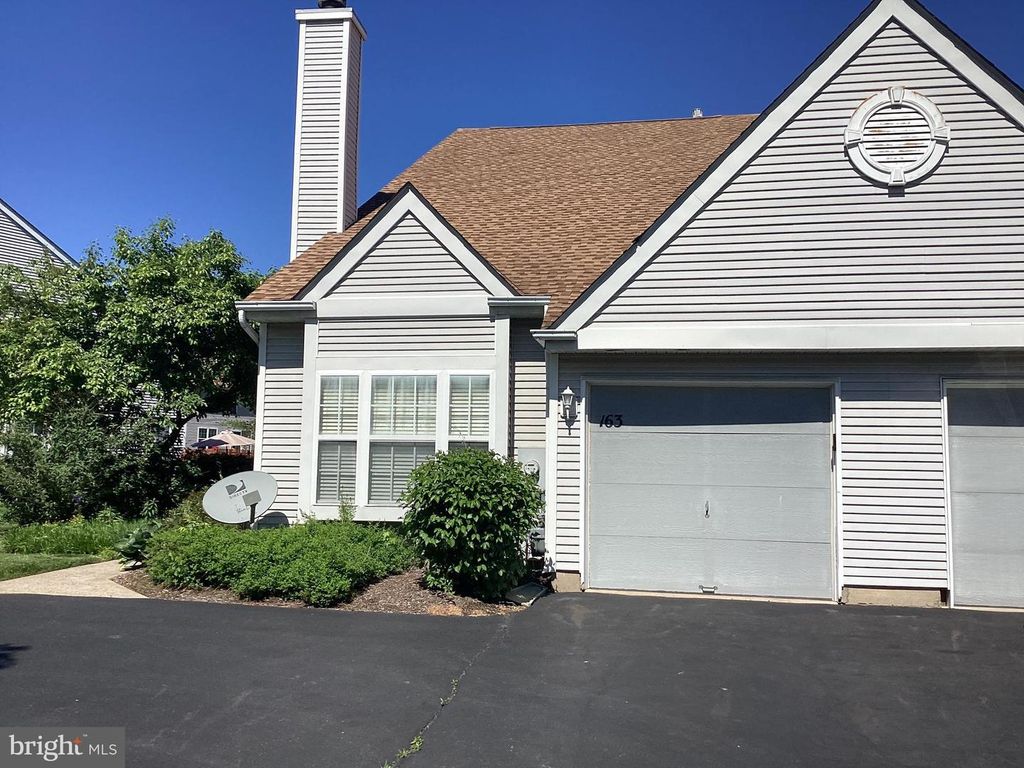 163 BIRCH HOLLOW DR, Bordentown, NJ 08505