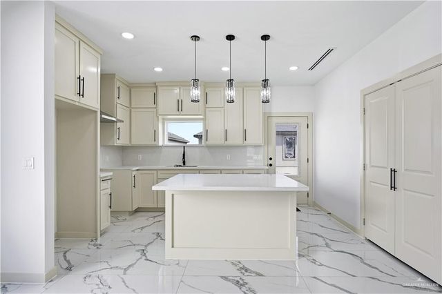 5900 N Playa Del Sol Street, Edinburg, TX 78542