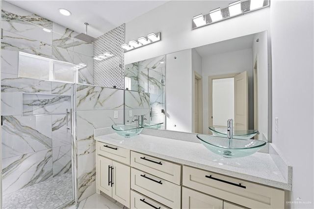 5900 N Playa Del Sol Street, Edinburg, TX 78542