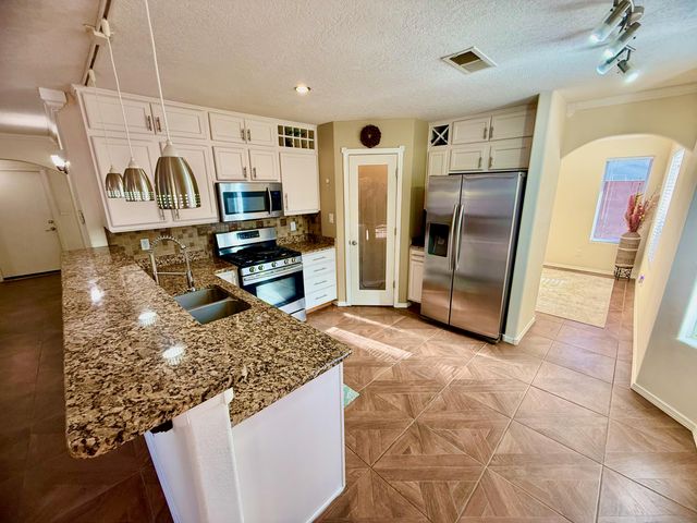 10909 Dream Weaver Drive NW, Albuquerque, NM 87114