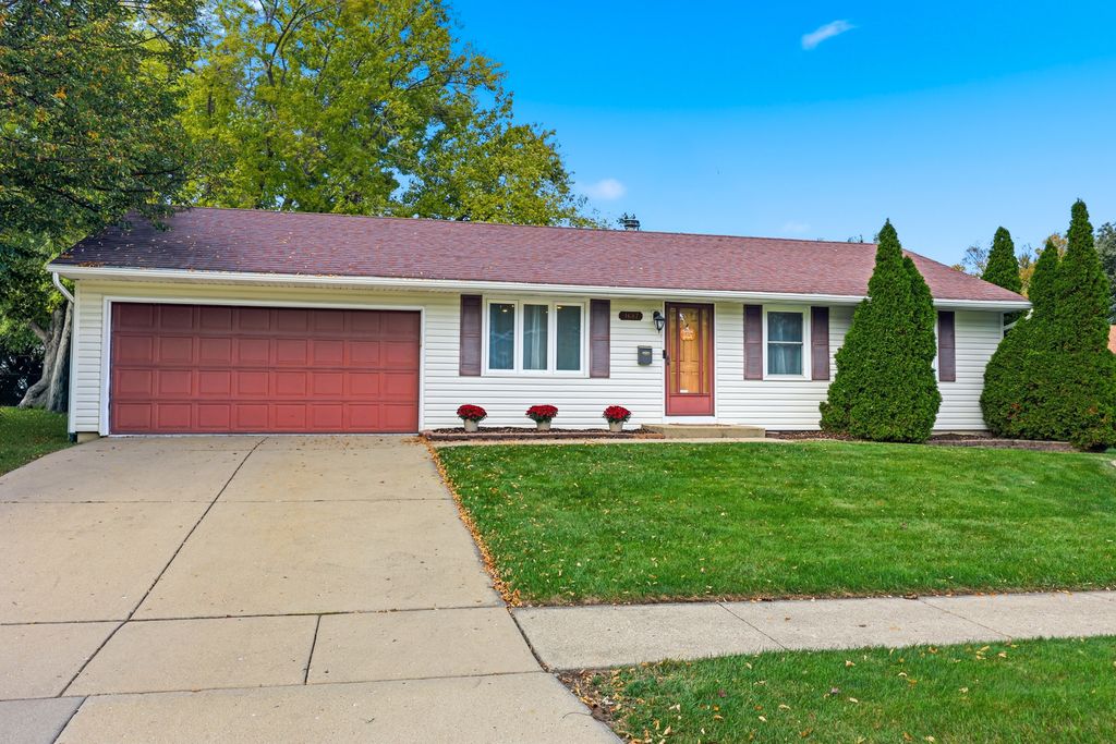 1687 S Green Meadows Boulevard, Streamwood, IL 60107 — exterior