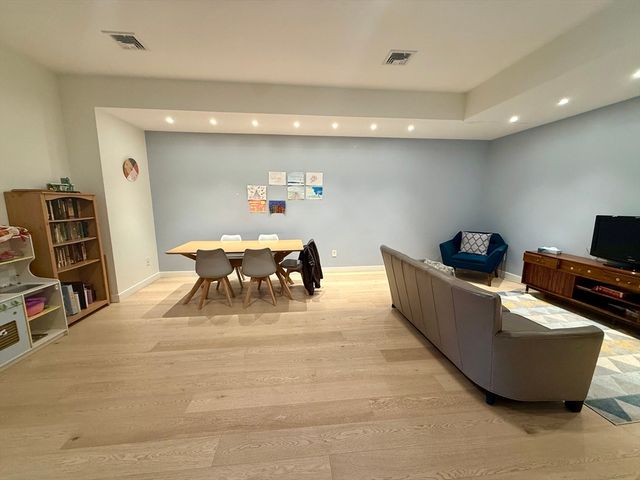 6 Parkside Dr 6, Boston, MA 02130