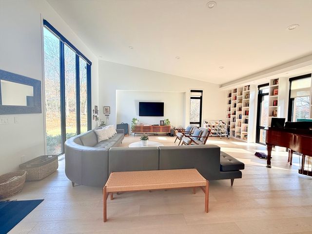 6 Parkside Dr 6, Boston, MA 02130