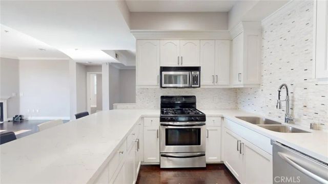 12407 Moorpark 301, Studio City, CA 91604