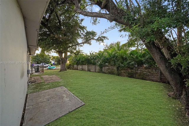 7315 Allen Dr, Hollywood, FL 33024