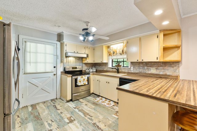 427 Corinth Rd., Petal, MS 39465