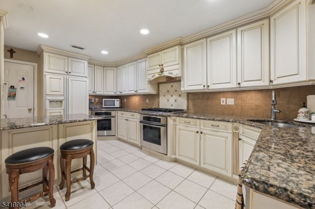 7 Valen Ct, Franklin Lakes Boro, NJ 07417