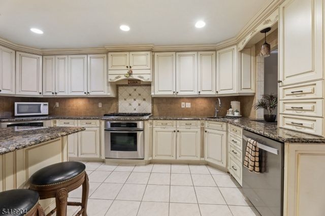 7 Valen Ct, Franklin Lakes Boro, NJ 07417