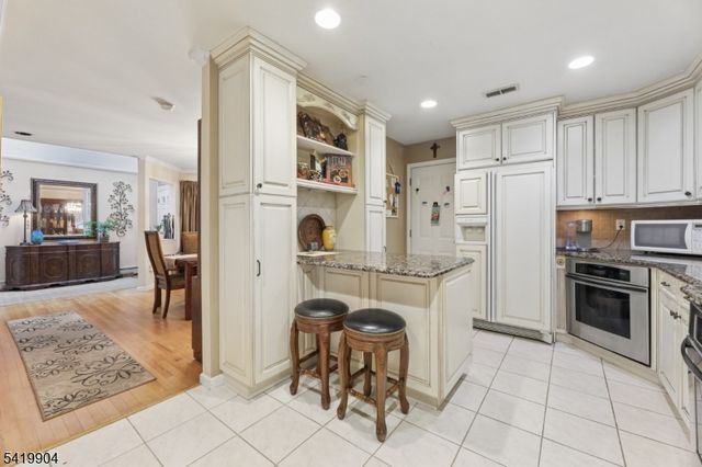 7 Valen Ct, Franklin Lakes Boro, NJ 07417