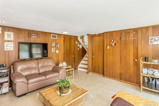 76 Robby Lane, Manhasset Hills, NY 11040