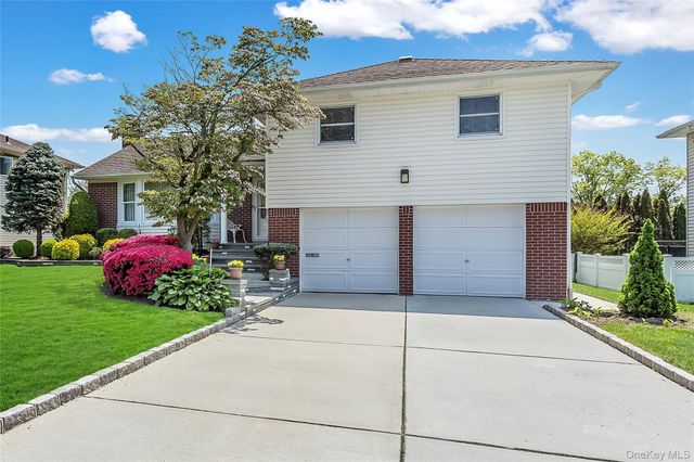 76 Robby Lane, Manhasset Hills, NY 11040