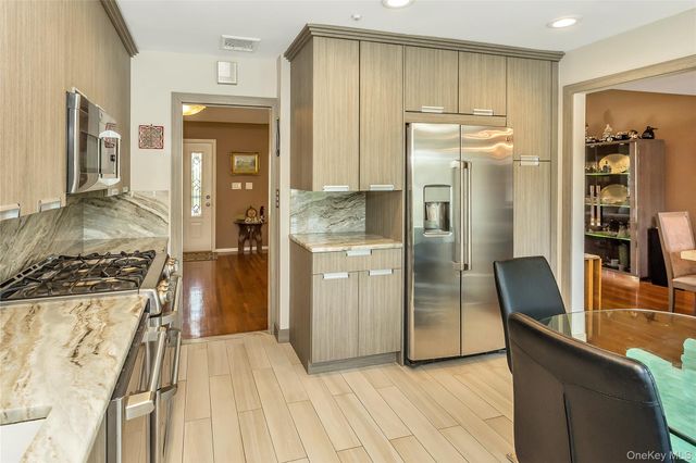 76 Robby Lane, Manhasset Hills, NY 11040