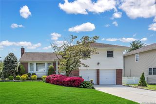 76 Robby Lane, Manhasset Hills, NY 11040