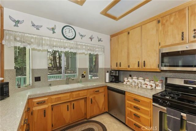 325 Brentwood, Lake Arrowhead, CA 92352