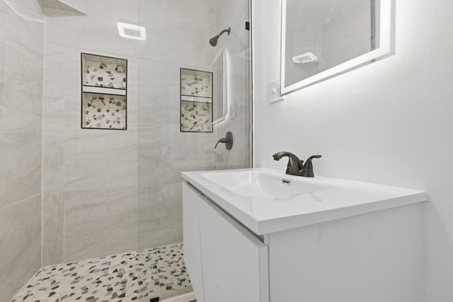 52 Wisconsin Avenue, Waukegan, IL 60085