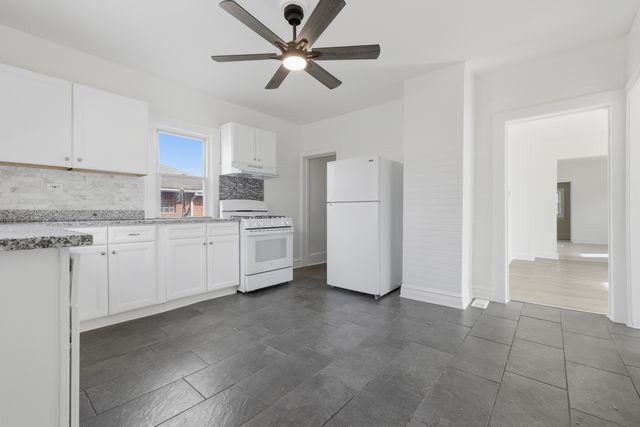 52 Wisconsin Avenue, Waukegan, IL 60085