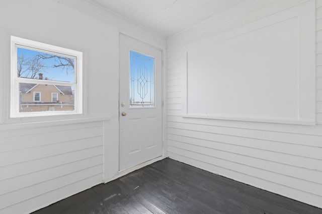 52 Wisconsin Avenue, Waukegan, IL 60085