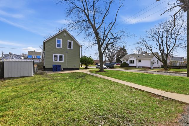 52 Wisconsin Avenue, Waukegan, IL 60085