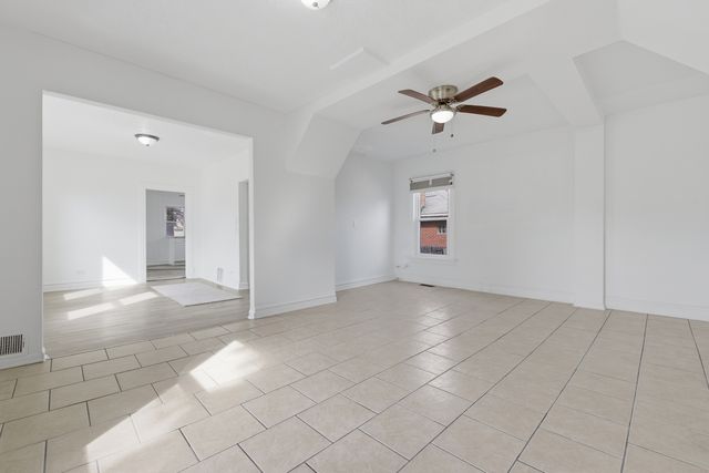 52 Wisconsin Avenue, Waukegan, IL 60085