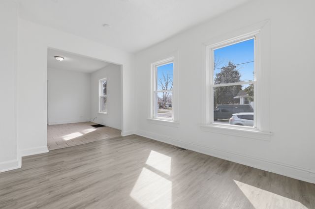 52 Wisconsin Avenue, Waukegan, IL 60085