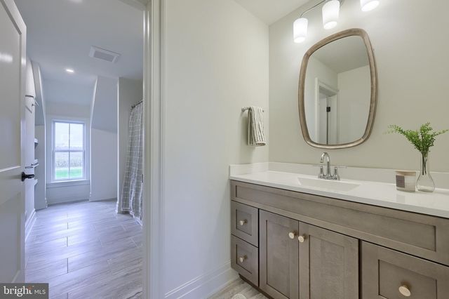 72 BOMBERGER RD, Lititz, PA 17543