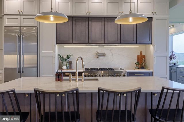 72 BOMBERGER RD, Lititz, PA 17543