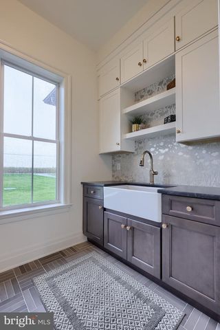 72 BOMBERGER RD, Lititz, PA 17543