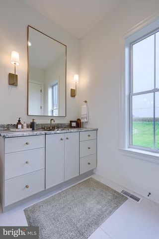 72 BOMBERGER RD, Lititz, PA 17543