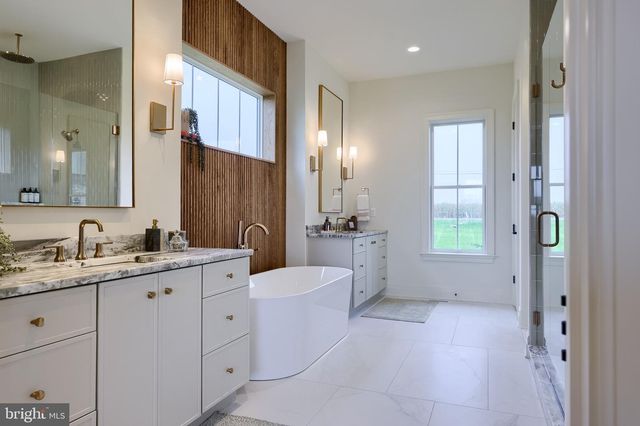 72 BOMBERGER RD, Lititz, PA 17543