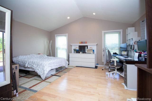 2004 Twin Sun Circle, Commerce Charter Township, MI 48390