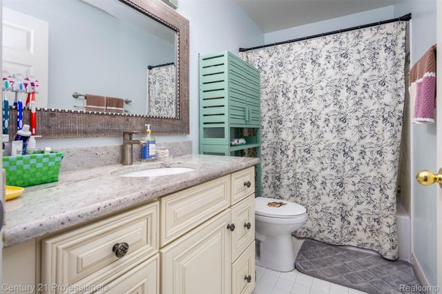 2004 Twin Sun Circle, Commerce Charter Township, MI 48390