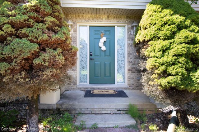 2004 Twin Sun Circle, Commerce Charter Township, MI 48390