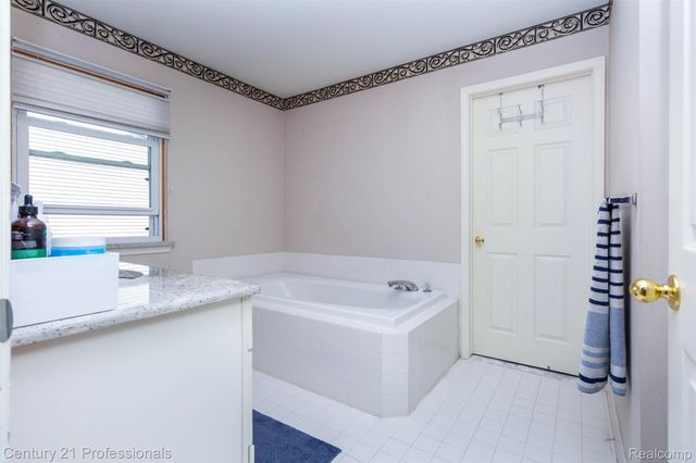 2004 Twin Sun Circle, Commerce Charter Township, MI 48390