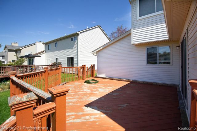 2004 Twin Sun Circle, Commerce Charter Township, MI 48390